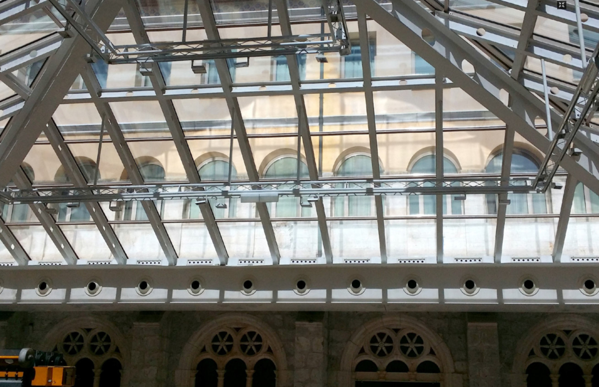 Hotel NH Collection Palacio de Burgos: impresionante claraboya acristalada rehabilitada con láminas solares