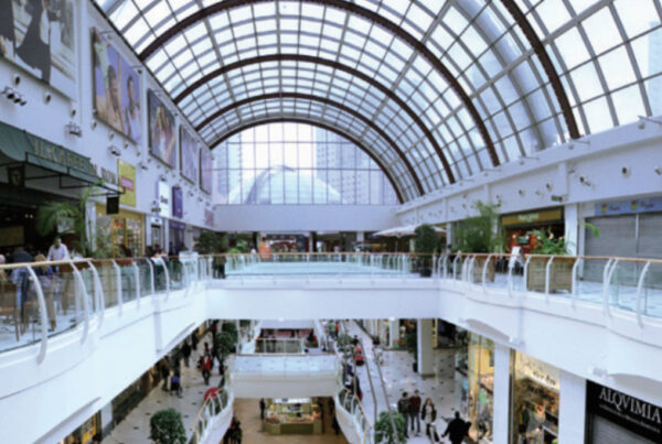aplicación de láminas solares en los lucernarios del centro comercial Diagonal Mar