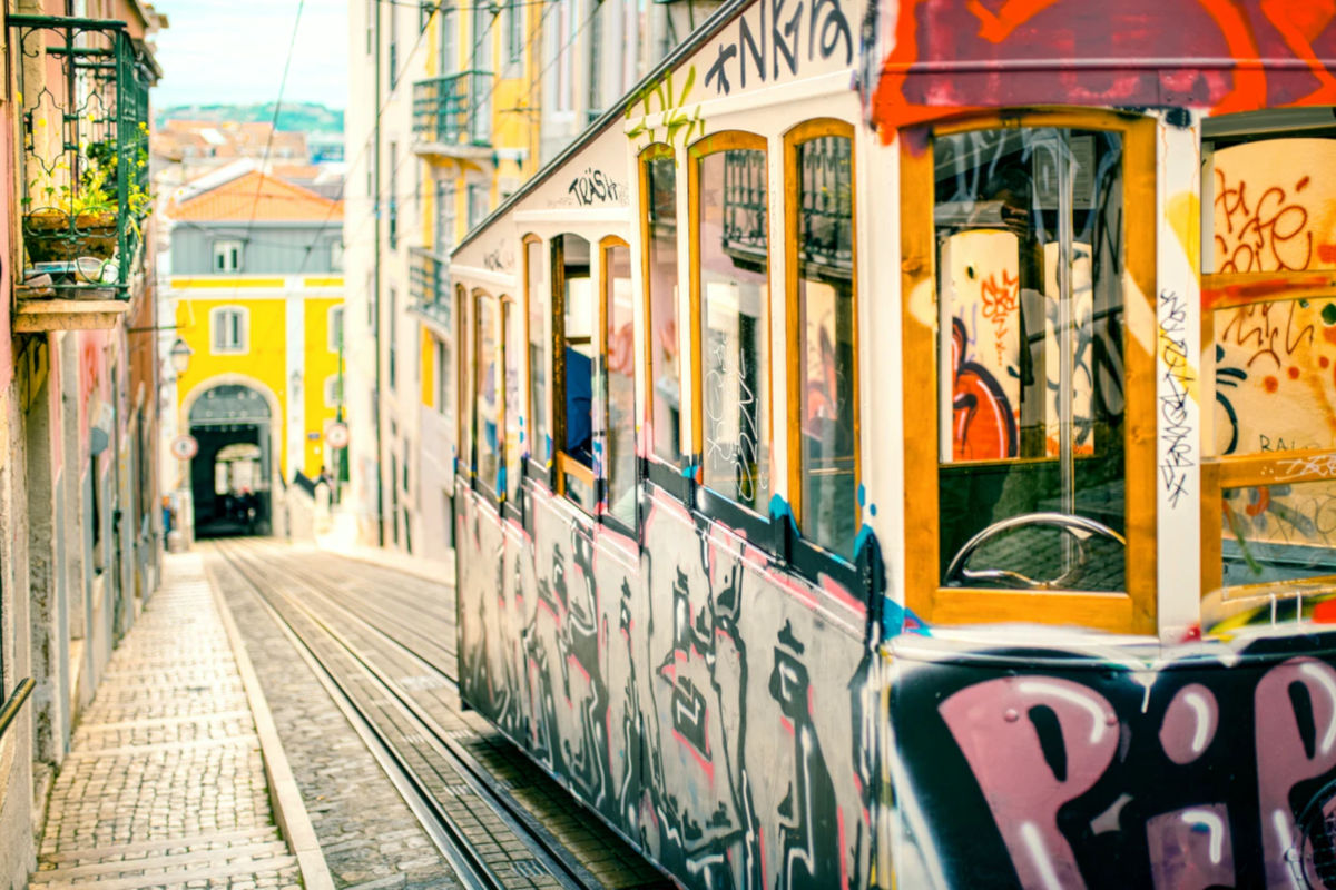 Graffitis en una tranvia sin laminas anti-vandalismo