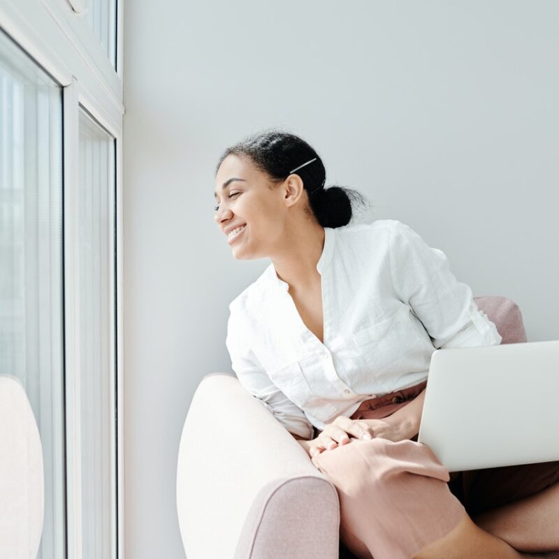 Privacidad en edificios y viviendas con láminas solares